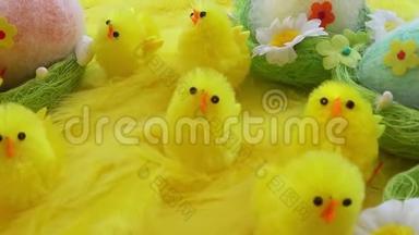黄色的复活节玩具<strong>小鸡</strong>和鸡蛋的背景羽毛。 节日<strong>视频</strong>贺卡..